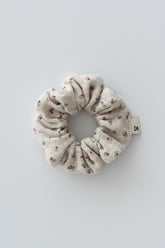 Berry cream floral scrunchie with red flower print on oat beige – Avauma